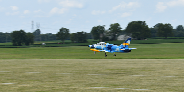 Dan Landis’ turbine-powered L39 performing a low-altitude flyby.