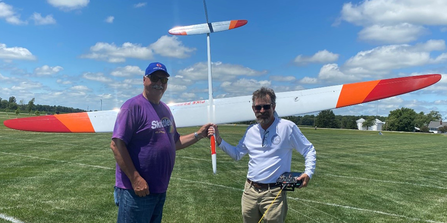 Ed and Wally holding Ed’s borrowed Pike Perfection from Jim McCarthy, a fellow House Mountain RC Club member! Way to go Ed!