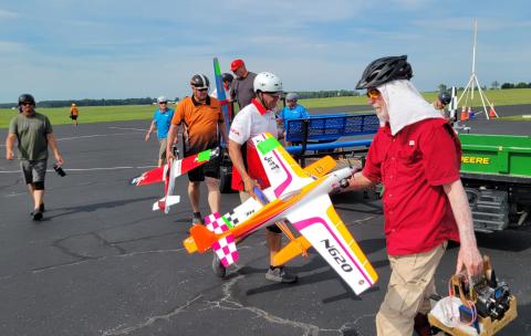 Another hectic moment, though only brief, is the embarking and disembarking from the “cart” when the next group of pilots unload to begin their race and the previous group get back on for a tow back to the pits. Another hectic moment, though only brief, is the embarking and disembarking from the “cart” when the next group of pilots unload to begin their race and the previous group get back on for a tow back to the pits.