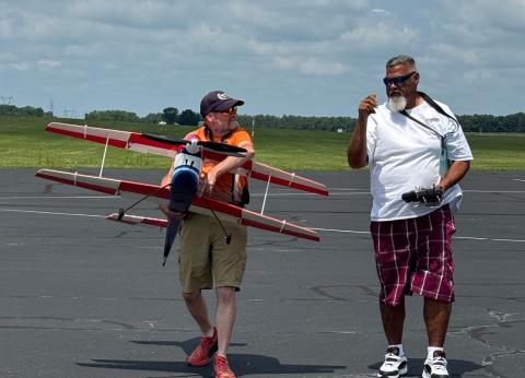 Dave Lockhart and Ken Velez discussing Ken’s flight.