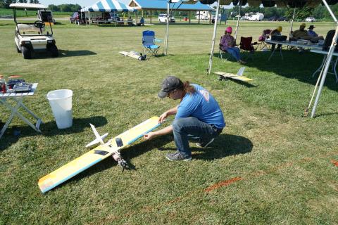 Andrew Shkolik getting his loaner plane from George Pritchett ready.