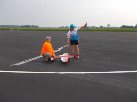 Gabriel Alimov signals the judges while his dad holds.